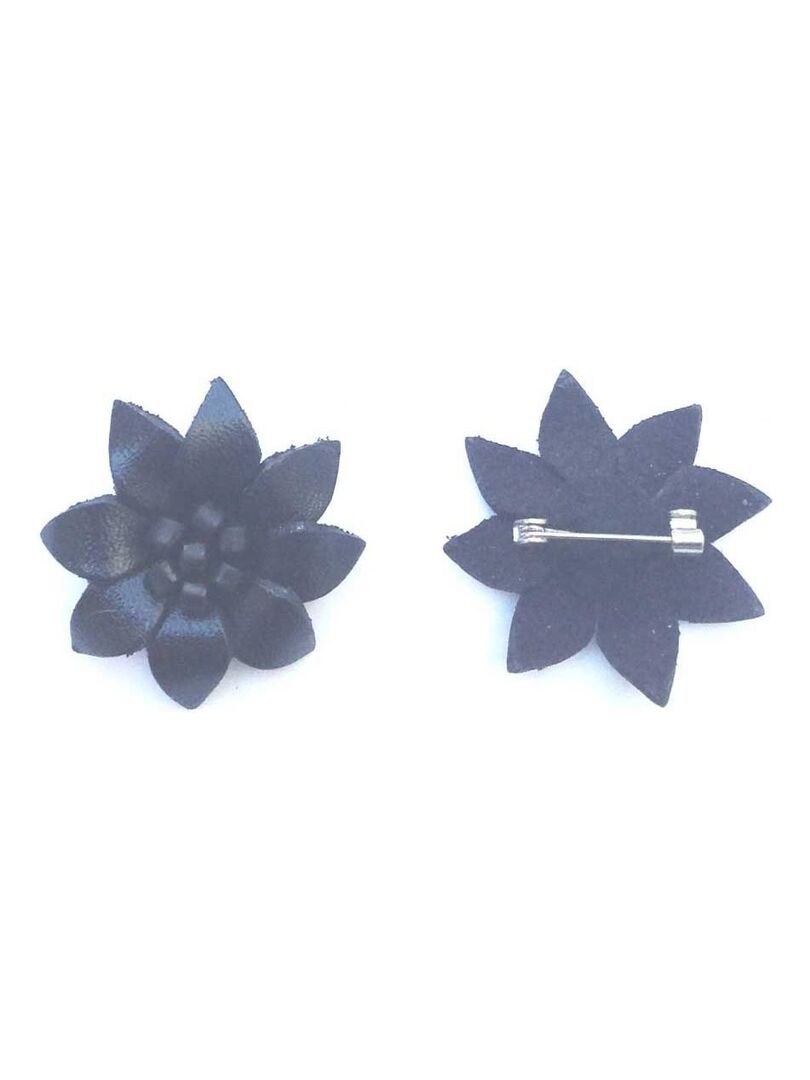 Un dessin en noir et blanc avec une fleur blanche dessus | Vecteur