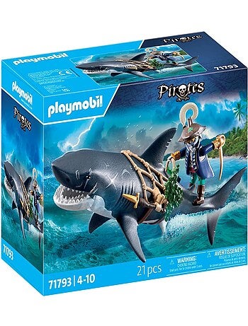 Pirate et requin géant avec mâchoire articulée