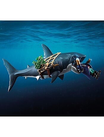 Pirate et requin géant avec mâchoire articulée
