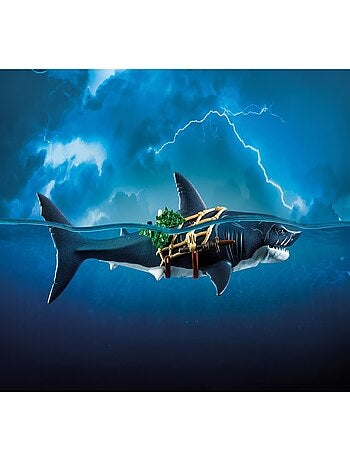 Pirate et requin géant avec mâchoire articulée