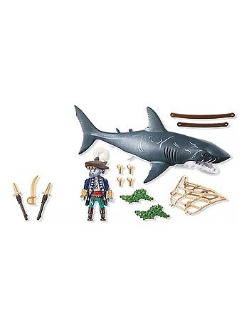Pirate et requin géant avec mâchoire articulée