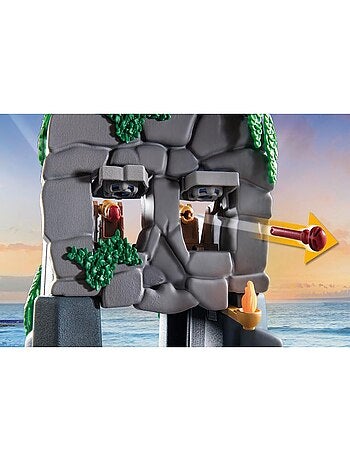 Pirates Ile au trésor avec pirate et monstre marin