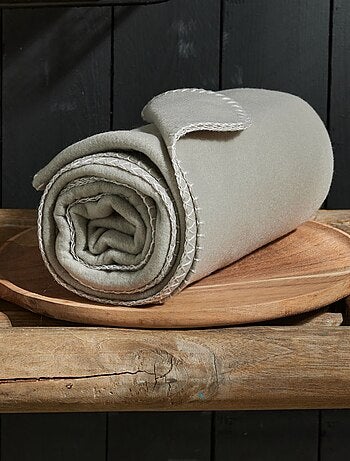 Plaid aux finitions contrastantes