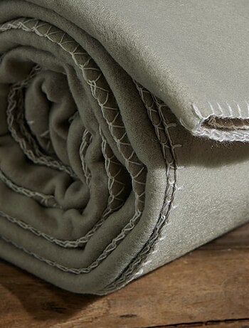 Plaid aux finitions contrastantes