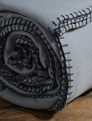 Plaid aux finitions contrastantes