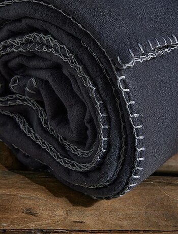 Plaid aux finitions contrastantes