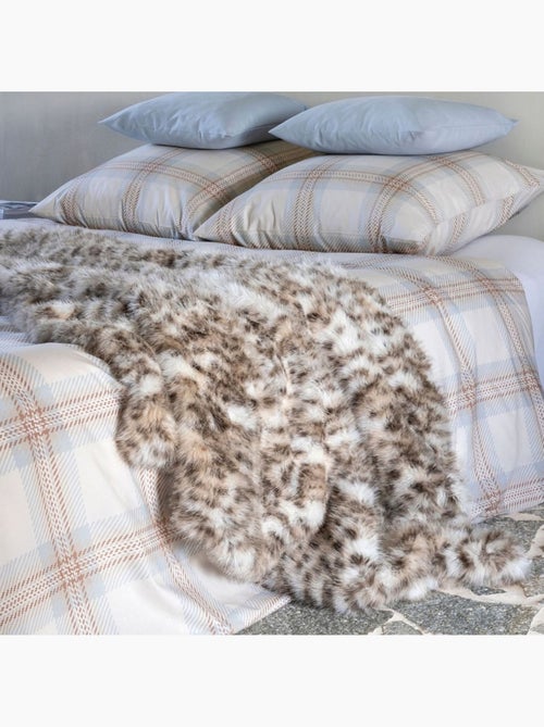 Plaid chaud léopard snow - terre de nuit - Kiabi Plaid chaud léopard snow - terre de nuit - Kiabi
