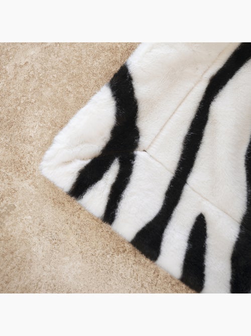 Plaid doux à motif zèbre avec dos en velours - Kiabi Plaid doux à motif zèbre avec dos en velours - Kiabi