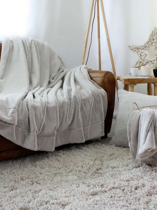 Plaid doux imitation fourrure et flanelle AZURA - Kiabi Plaid doux imitation fourrure et flanelle AZURA - Kiabi