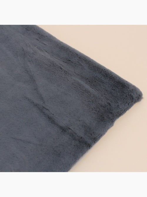 Plaid en fausse fourrure 130x160cm - Kiabi Plaid en fausse fourrure 130x160cm - Kiabi