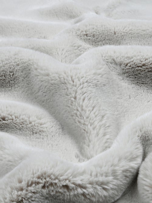 Plaid en imitation fourrure ultra moelleux - Kiabi