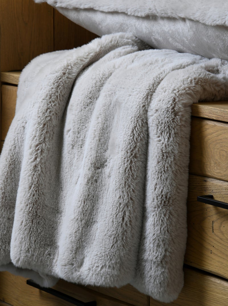 Plaid en imitation fourrure ultra moelleux Beige coquille - Kiabi