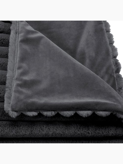 Plaid fausse fourrure côtelé ALBA 130x160 - Kiabi Plaid fausse fourrure côtelé ALBA 130x160 - Kiabi