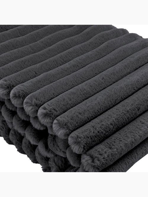 Plaid fausse fourrure côtelé ALBA 130x160 - Kiabi Plaid fausse fourrure côtelé ALBA 130x160 - Kiabi