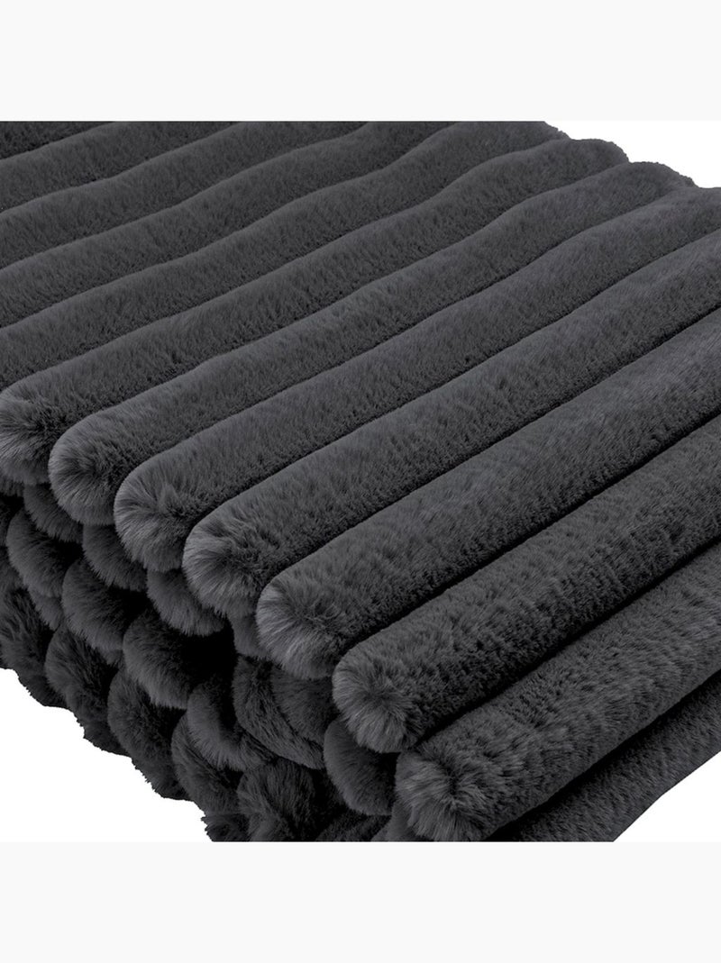 Plaid fausse fourrure côtelé ALBA 130x160 Gris foncé - Kiabi