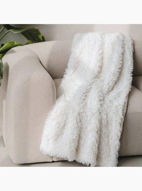 Plaid fausse fourrure poils longs blancs 130x170cm - Kiabi Plaid fausse fourrure poils longs blancs 130x170cm - Kiabi
