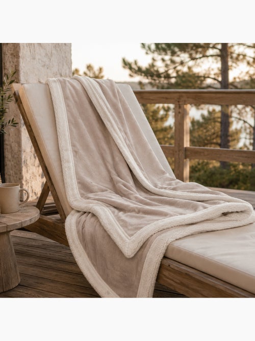 Plaid microvelours week-end double face - Kiabi Plaid microvelours week-end double face - Kiabi