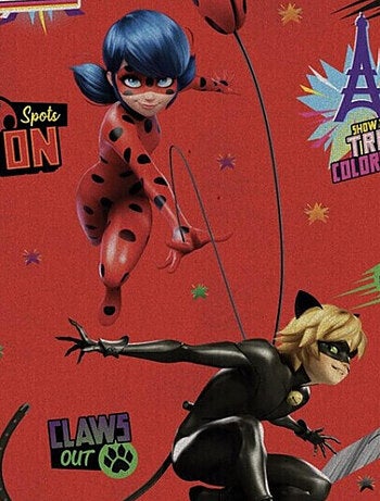 Plaid Miraculous Ladybug - Motifs Miraculous sur fond rouge