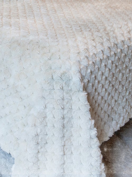 Plaid ou jeté de lit Imitation fourrure relief losange - Kiabi Plaid ou jeté de lit Imitation fourrure relief losange - Kiabi