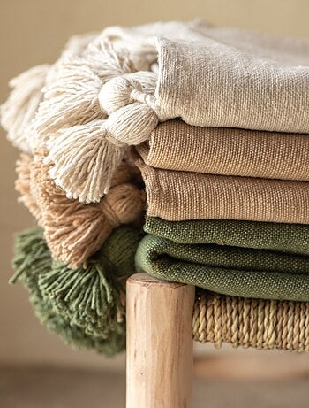 Plaid ou jeté de lit laine à pompons