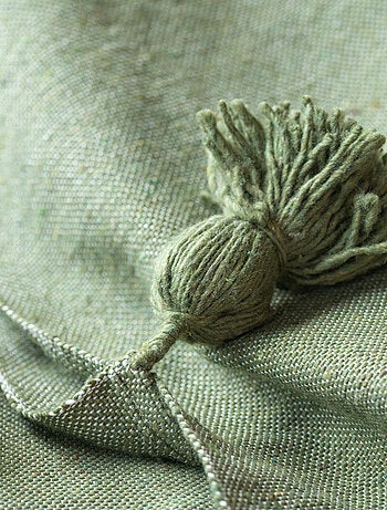 Plaid ou jeté de lit laine à pompons