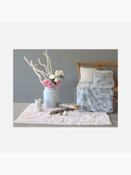 Plaid tendance en imitation fourrure - Kiabi Plaid tendance en imitation fourrure - Kiabi