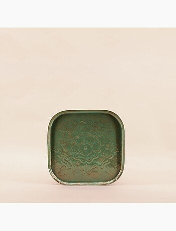 Plateau en métal avec motifs en relief 26cm