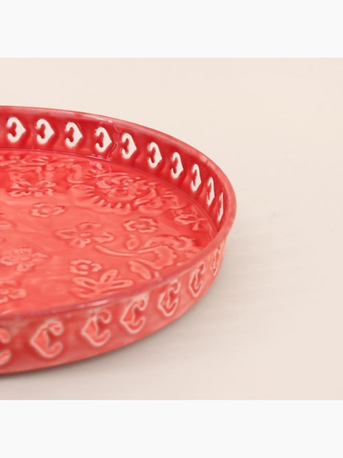 Plateau en métal avec motifs en relief rose 31cm - Kiabi Plateau en métal avec motifs en relief rose 31cm - Kiabi