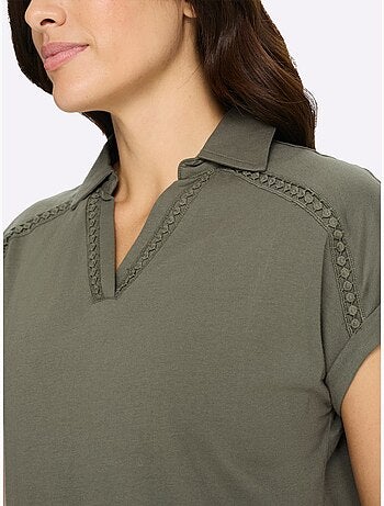 Polo à col v avec bordure en dentelle et manches courtes - taille standard - moda vilona