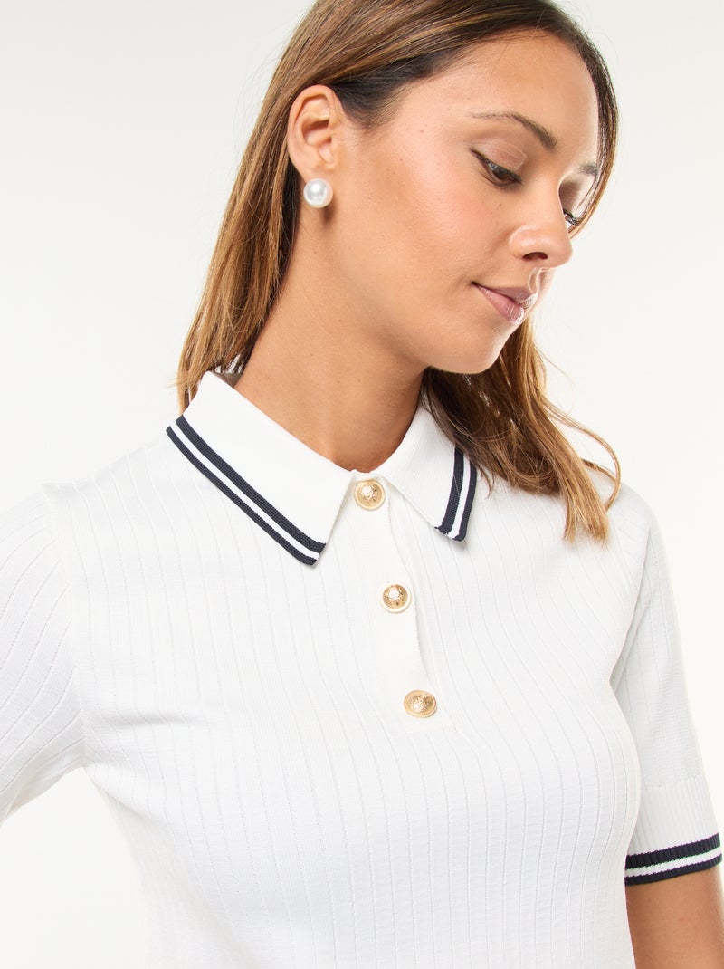 Polo en maille côtelée avec col à boutons dorés Blanc - Kiabi