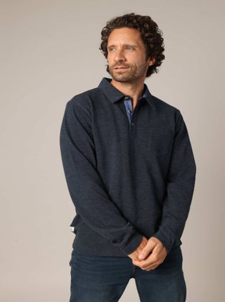 Polo manches longues avec poche poitrine et patte de boutonnage contrastante.
 'Deeluxe'
