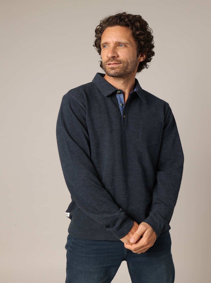 Polo manches longues avec poche poitrine et patte de boutonnage contrastante.
 'Deeluxe' Bleu marine - Kiabi