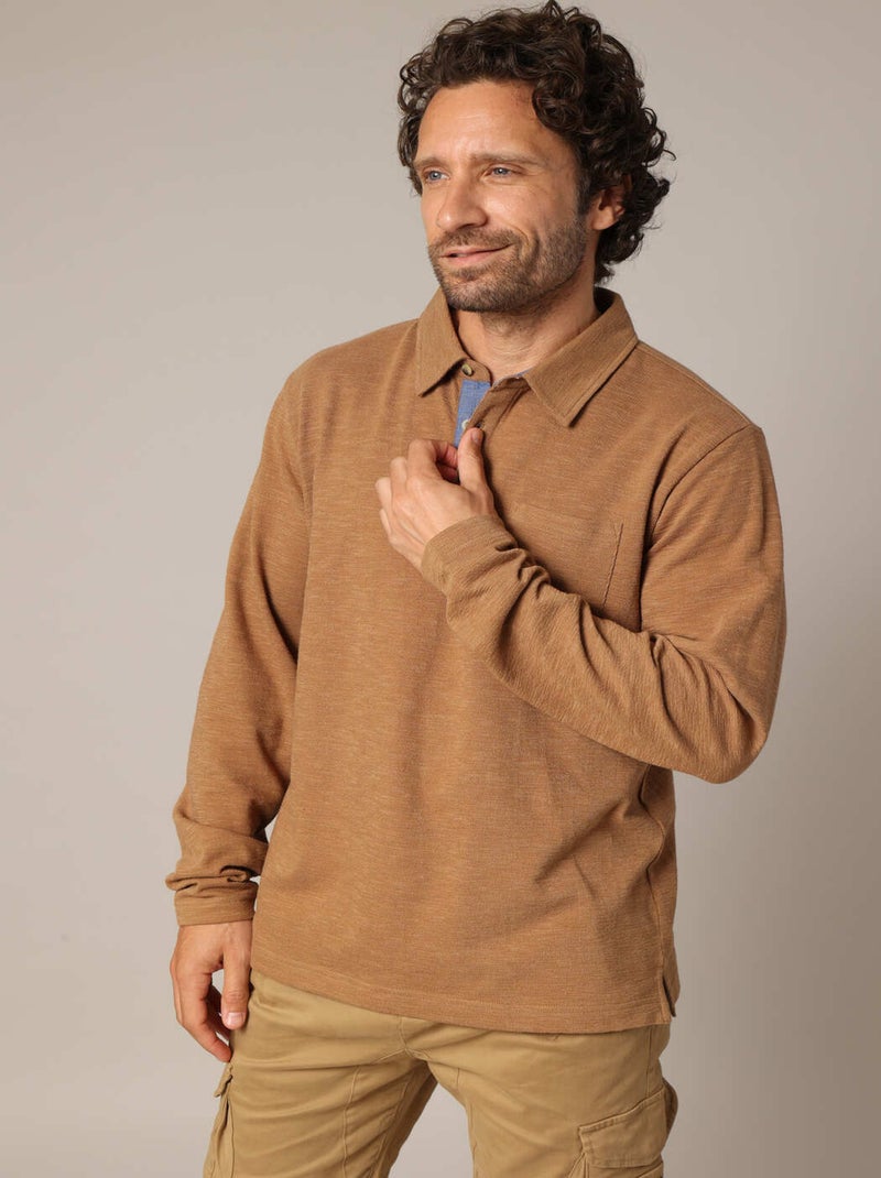 Polo manches longues avec poche poitrine et patte de boutonnage contrastante.
 'Deeluxe' Marron clair - Kiabi