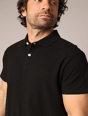 Polo noir pour homme en maille texturée, col classique et coupe élégante. 'Deeluxe'