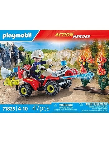 Pompier avec quad et deux arbustes enflammés