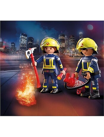 Pompiers avec hache et extincteur