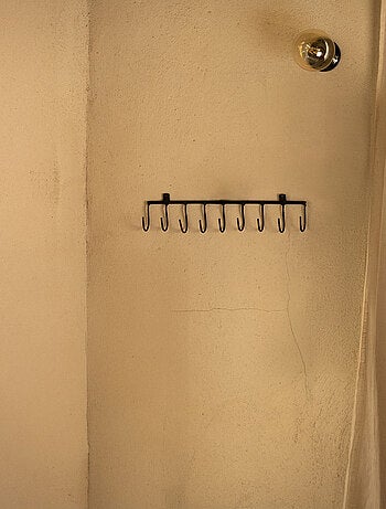 Portant avec patères en métal brut