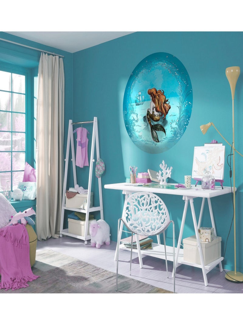 Poster autocollant forme ronde Disney Ariel regarde un bateau fond bleu - 125 cm Multicolore - Kiabi