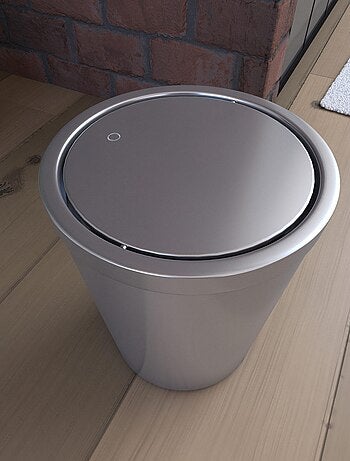 Poubelle avec couvercle pivotant