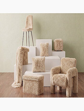 Pouf carré à poils longs avec pieds en pin