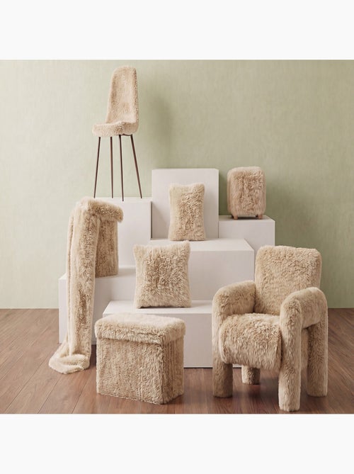 Pouf carré à poils longs avec pieds en pin - Kiabi Pouf carré à poils longs avec pieds en pin - Kiabi