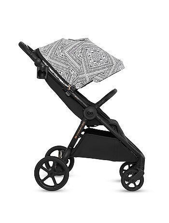 Poussette légère et maniable avec pliage facile et roues amorties