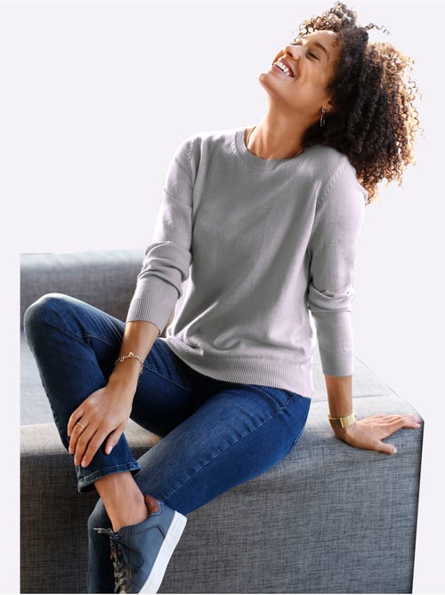 Pull à encolure ronde avec manches longues et finition soignée - Taille standard - Moda Vilona - Kiabi Pull à encolure ronde avec manches longues et finition soignée - Taille standard - Moda Vilona - Kiabi