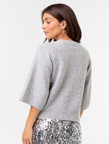 Pull avec bijoux fantaisies et manches 3/4