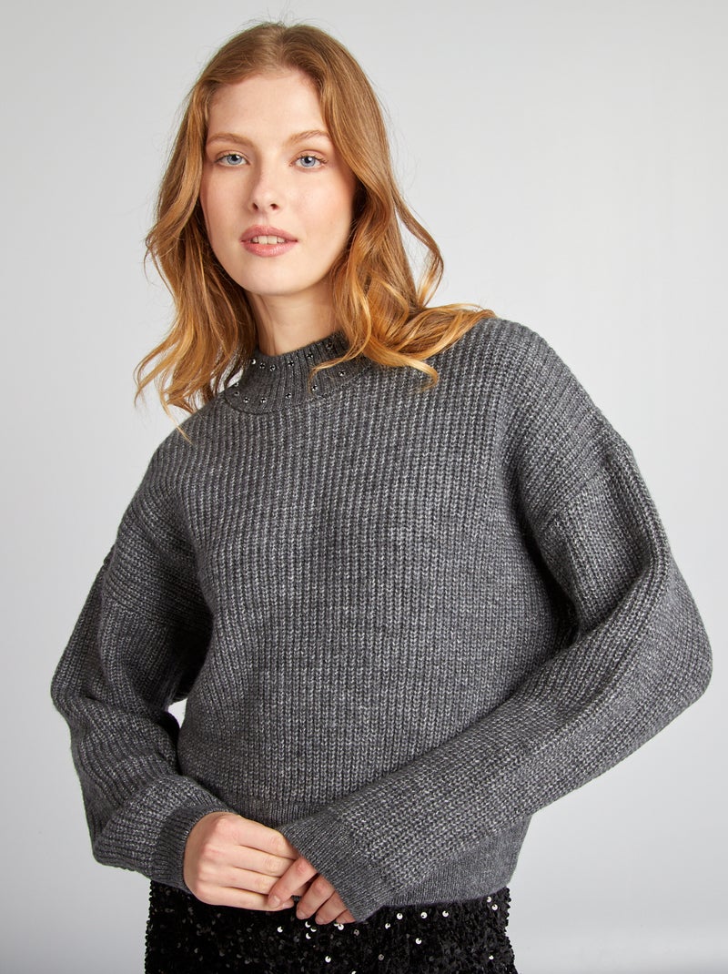 Pull avec bijoux sur le col Gris - Kiabi