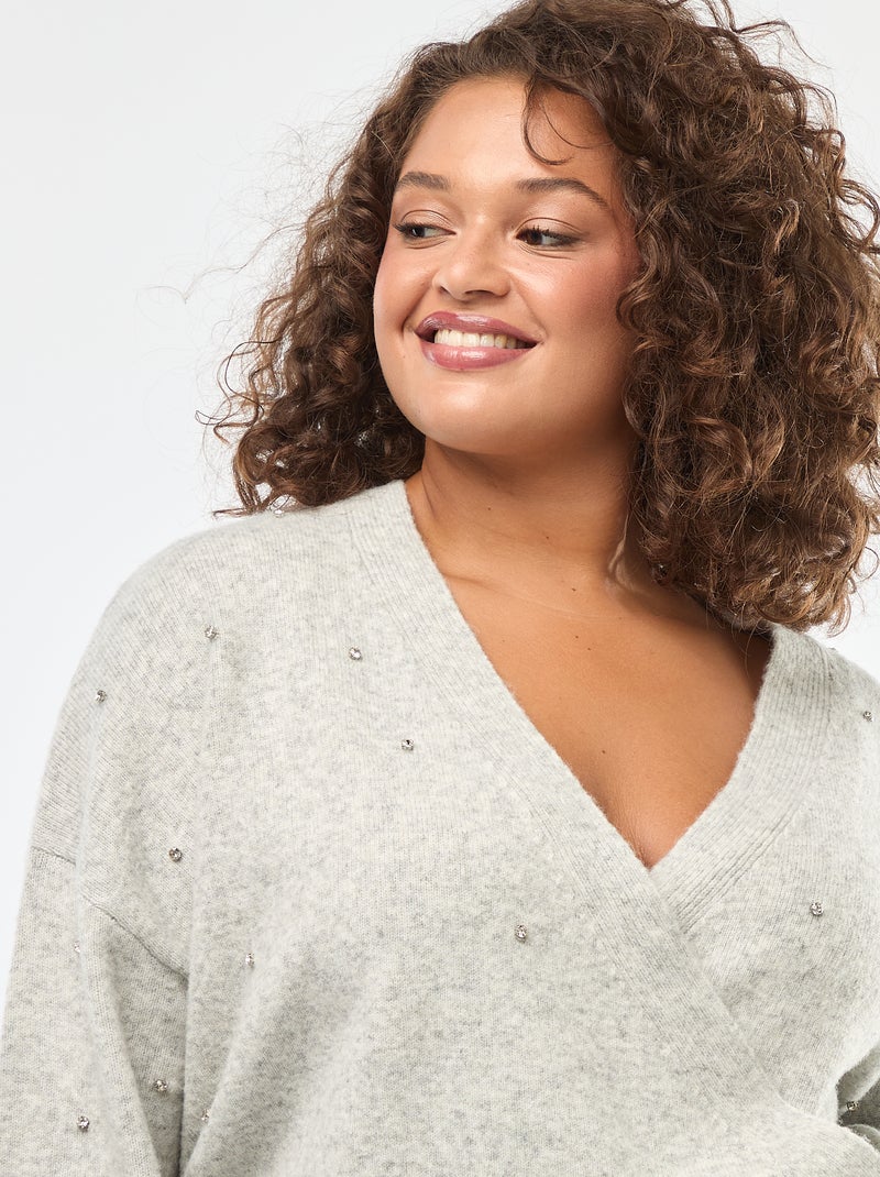 Pull avec col cache-cœur et strass fantaisies Gris - Kiabi