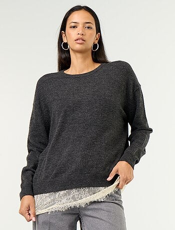 Pull avec empiècement en dentelle