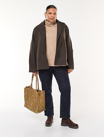 Pull chaud col roulé avec fentes à la base