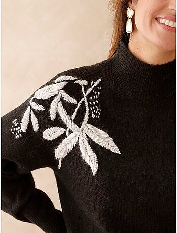 Pull col montant avec broderie