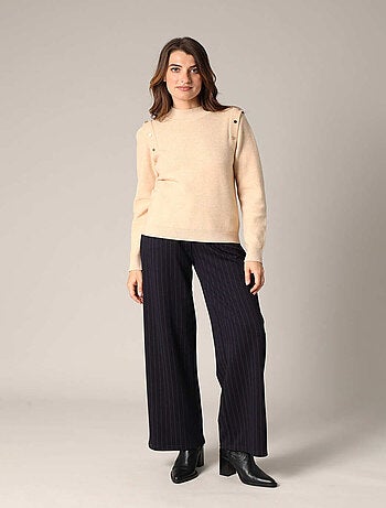 Pull col montant avec détails de boutons fantaisie 'Deeluxe'